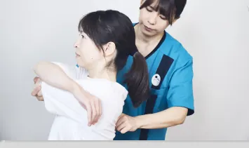 姿勢のチェックを受ける女性