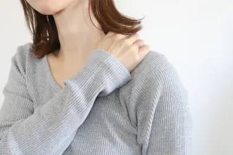 肩や首の不調に悩む女性