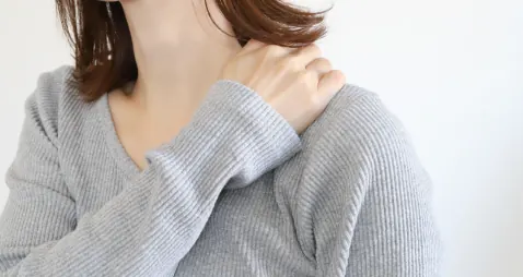 肩や首の不調に悩む女性