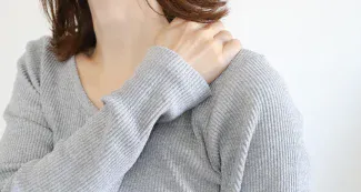 肩こりに悩む女性