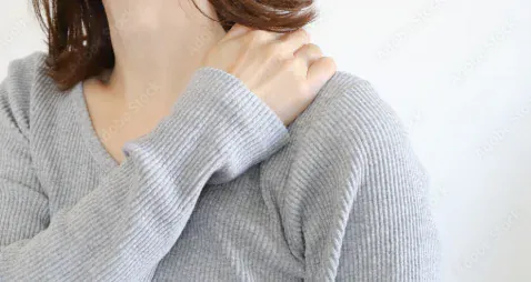 肩・首の不調に悩む女性