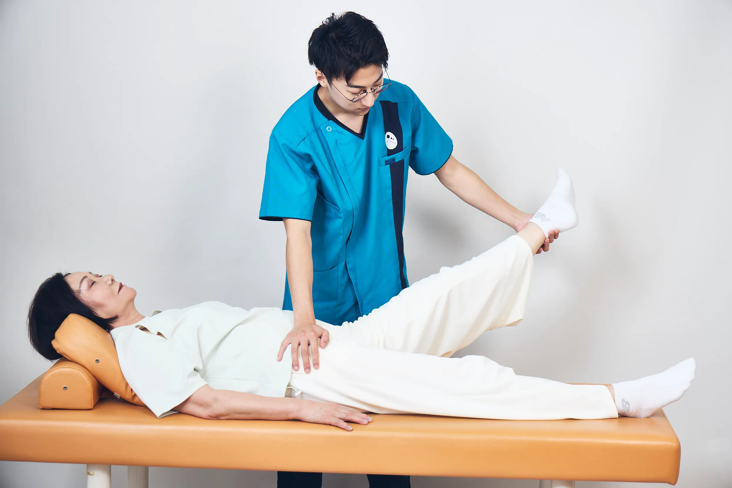 筋力検査と原因筋への手技アプローチの様子