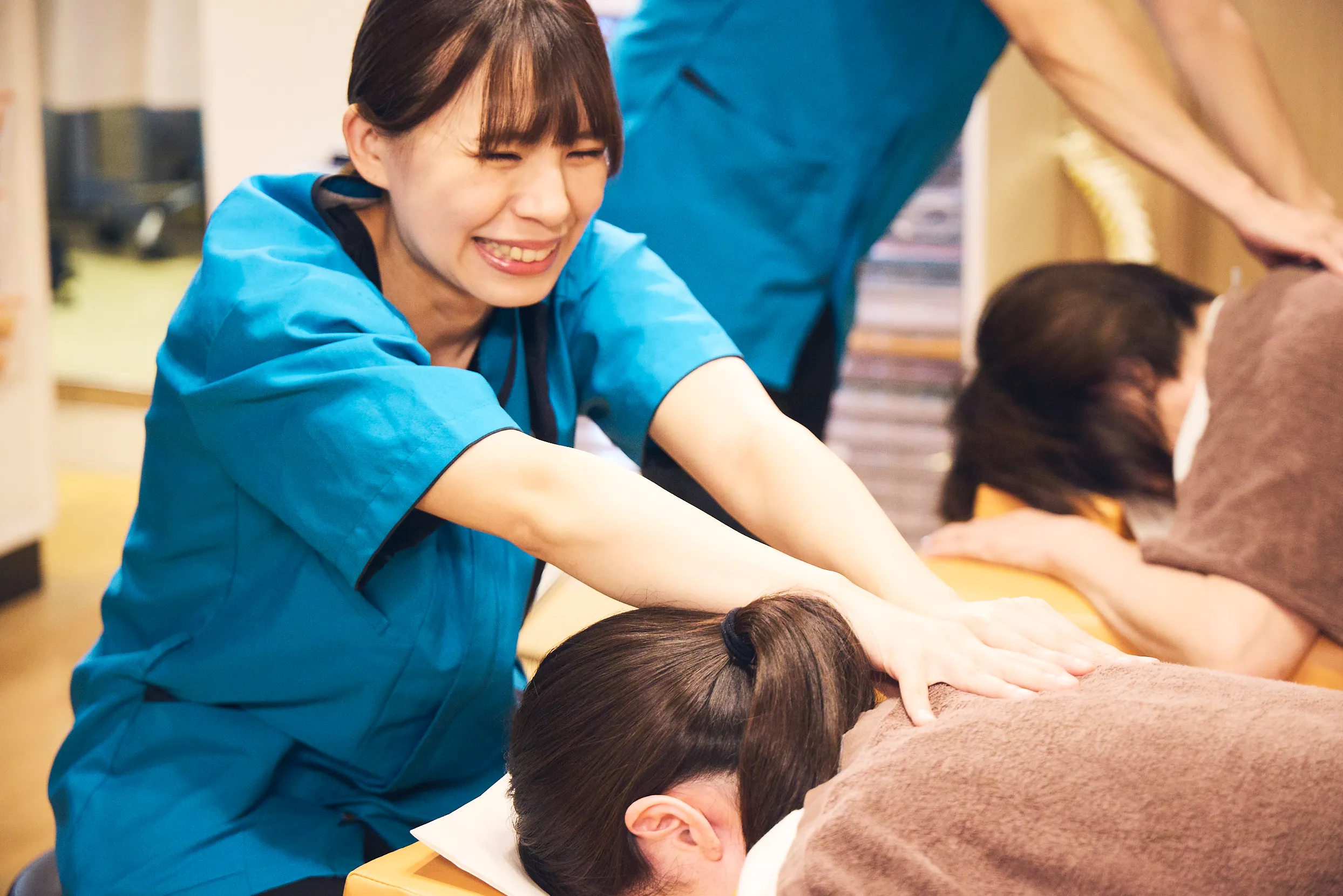 giversの深部リリース施術：やさしい力で角度と方向を調整し深部にアプローチしている施術風景