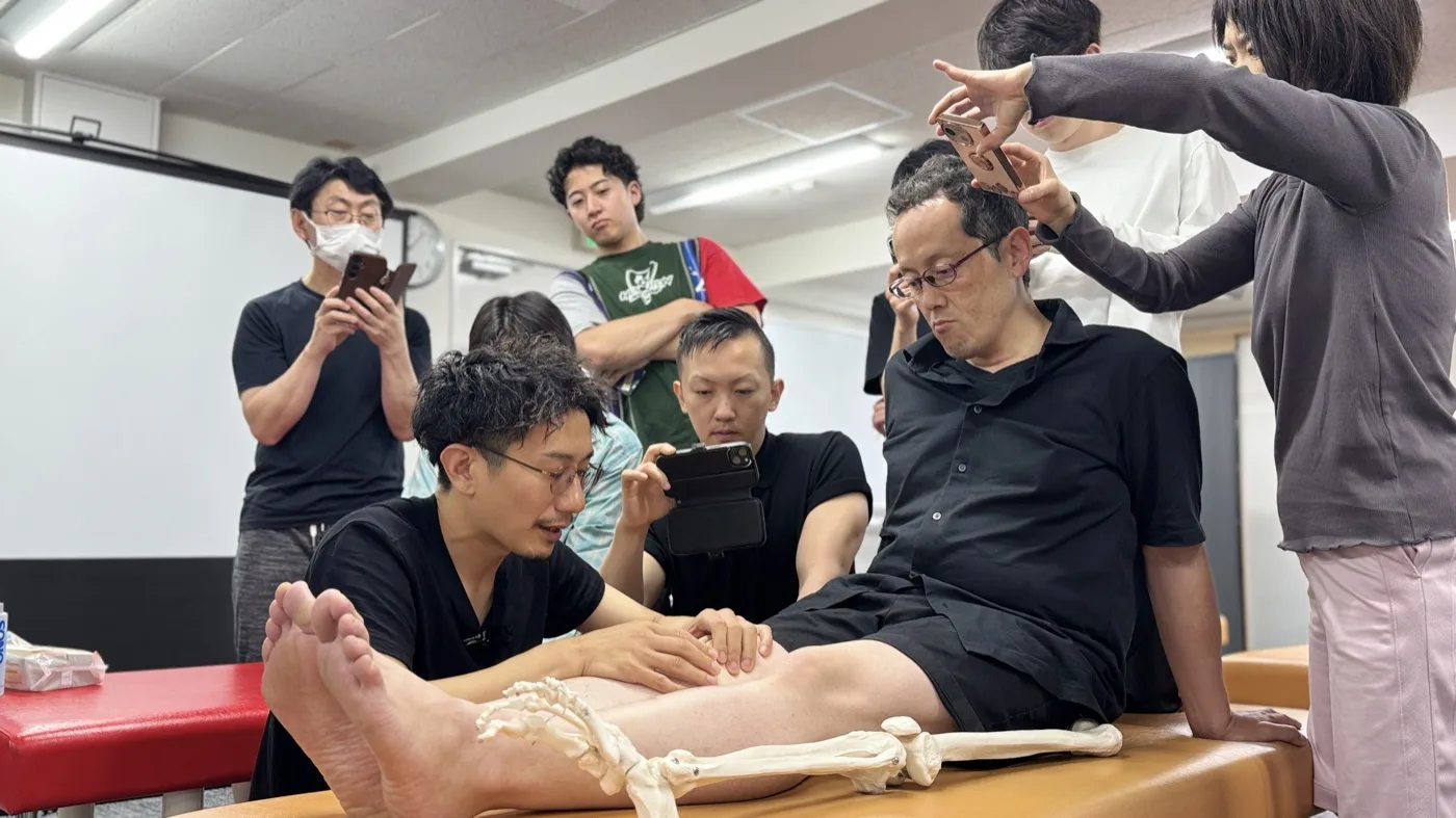 治療家が庄司院長の膝の実技を間近で学ぶセミナーの様子