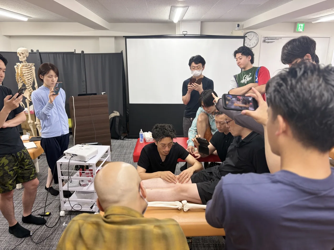 膝の評価・施術技術を治療家の前で実演する庄司院長