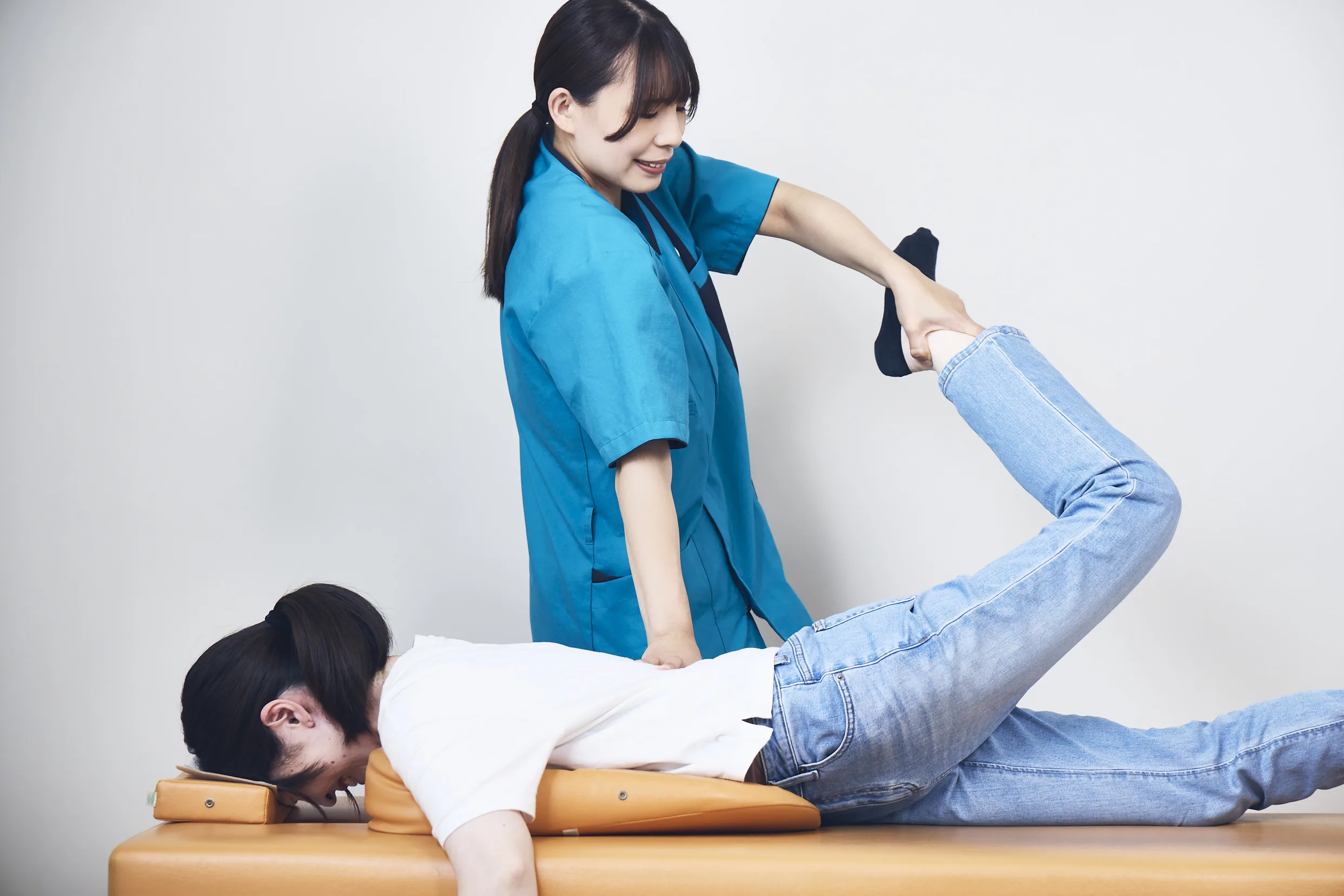 骨盤矯正の施術イメージ：GIFTメソッドによる骨盤まわりの丁寧な手技