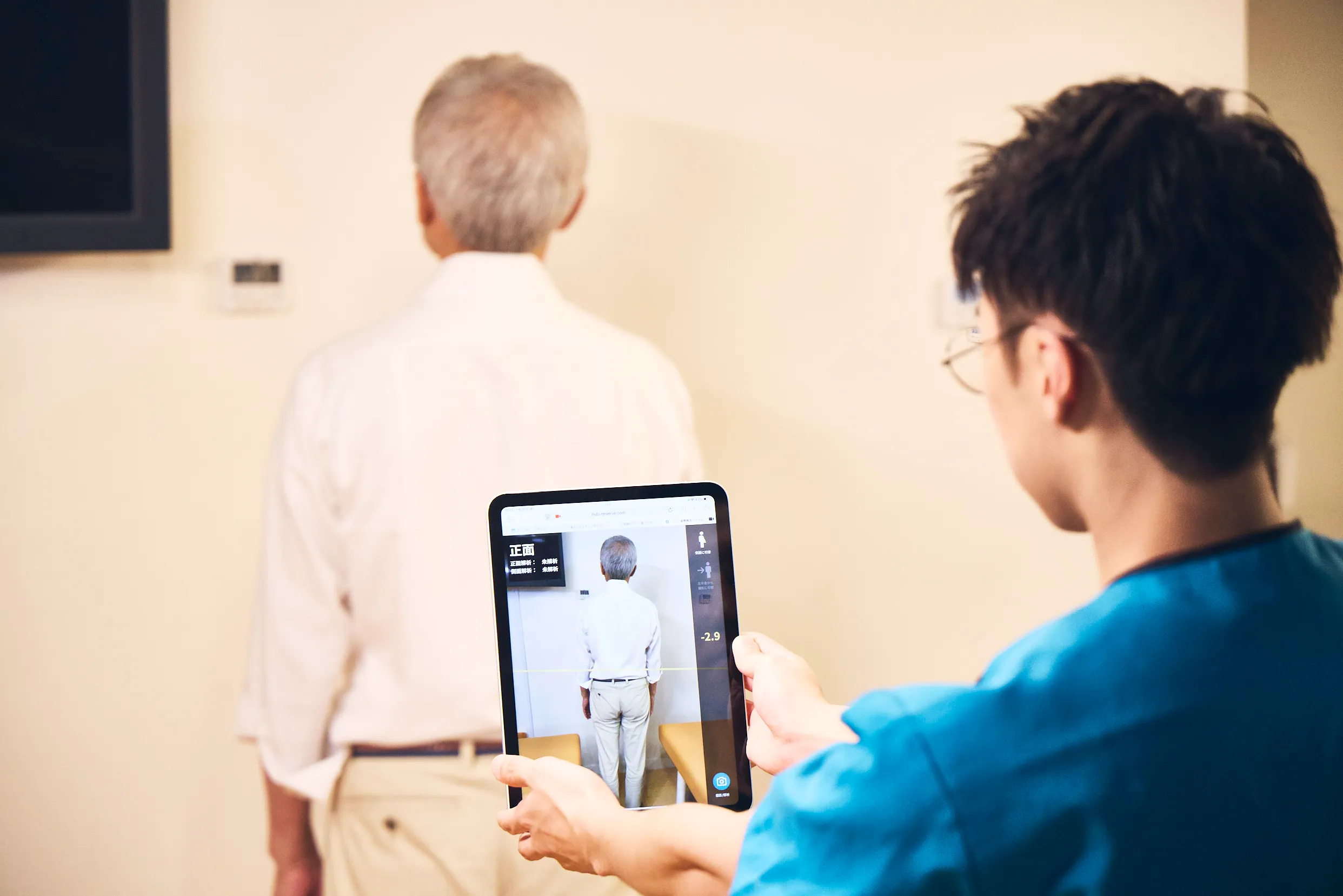 AI姿勢分析で腰痛の原因を特定 — タブレットで全身のバランスを数値化