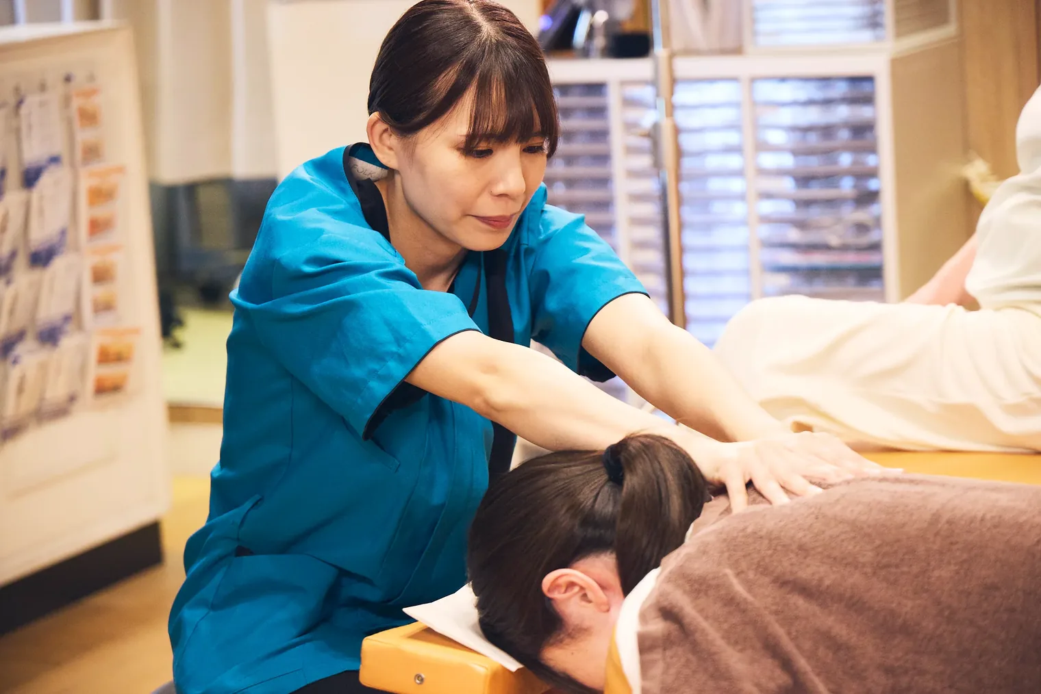 声をかけながら施術を行っている様子