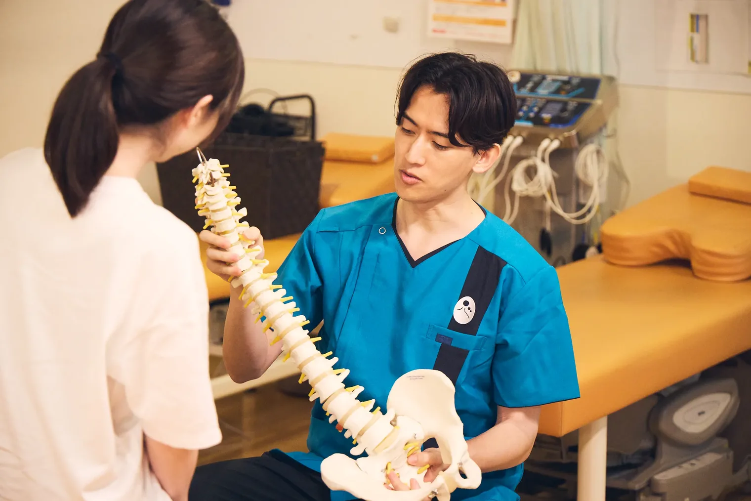 骨模型を使って身体の状態を説明している様子