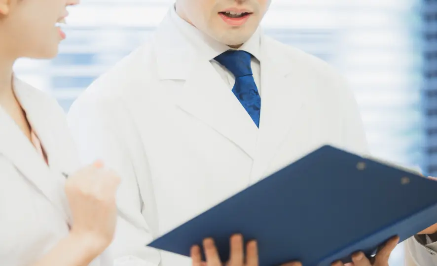 研究資料を見ながら打ち合わせをしている様子