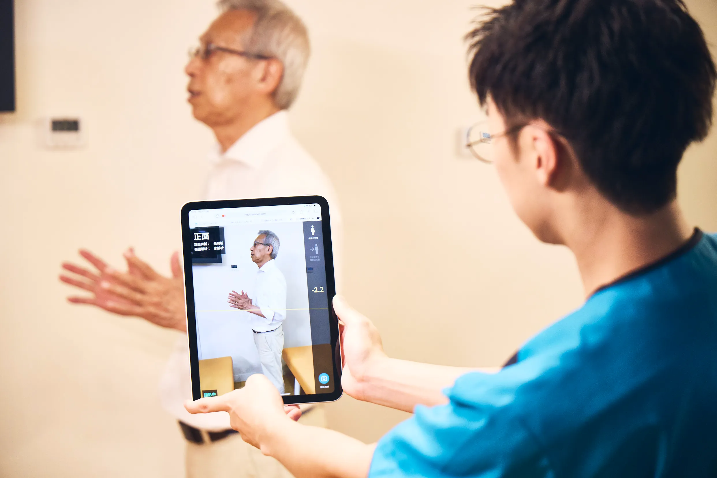 タブレットで姿勢を確認している様子